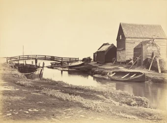 Arroyo de marea y viejos almacenes al sur de Southwold, Suffolk